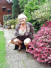 American old cougar getting pleasured on cam