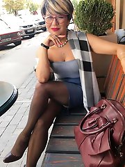 Old moms are posing totally nude